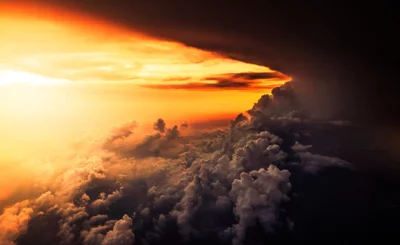 Clouds and sunset light on horizon concept © Pexels - Pixabay 