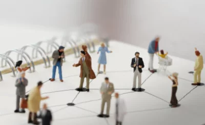 Close up of miniature people with social network scheme © everythingpossible - Fotolia.com