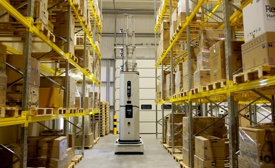 Robot scanning racks in warehouse © Dexory