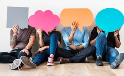 People carryng speech bubble icons sitting in a row, CRM conversation concept © Rawpixel.com - Shutterstock